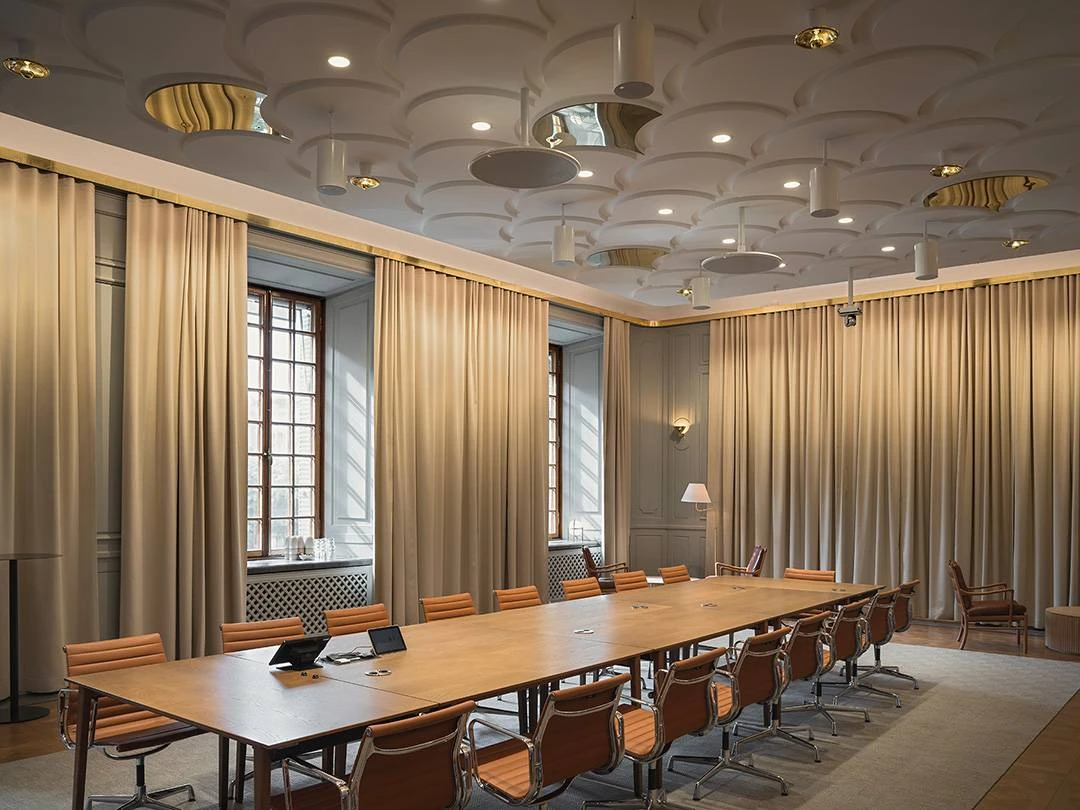 Konferensrum med specialbyggt innertak hos BCG, Boston Consulting Group