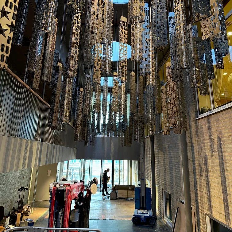 Ljusobjekten monterade genom hotellgångens atrium