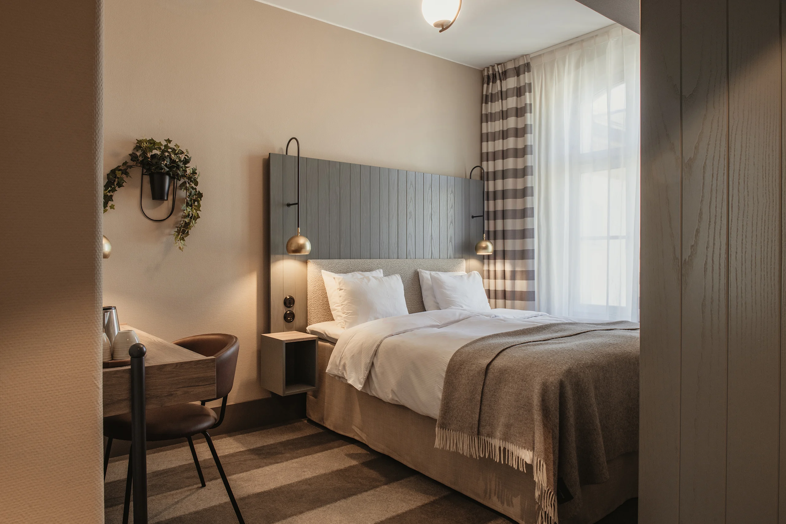 Hotellrum med arbetsplats på Home Hotel Bilan
