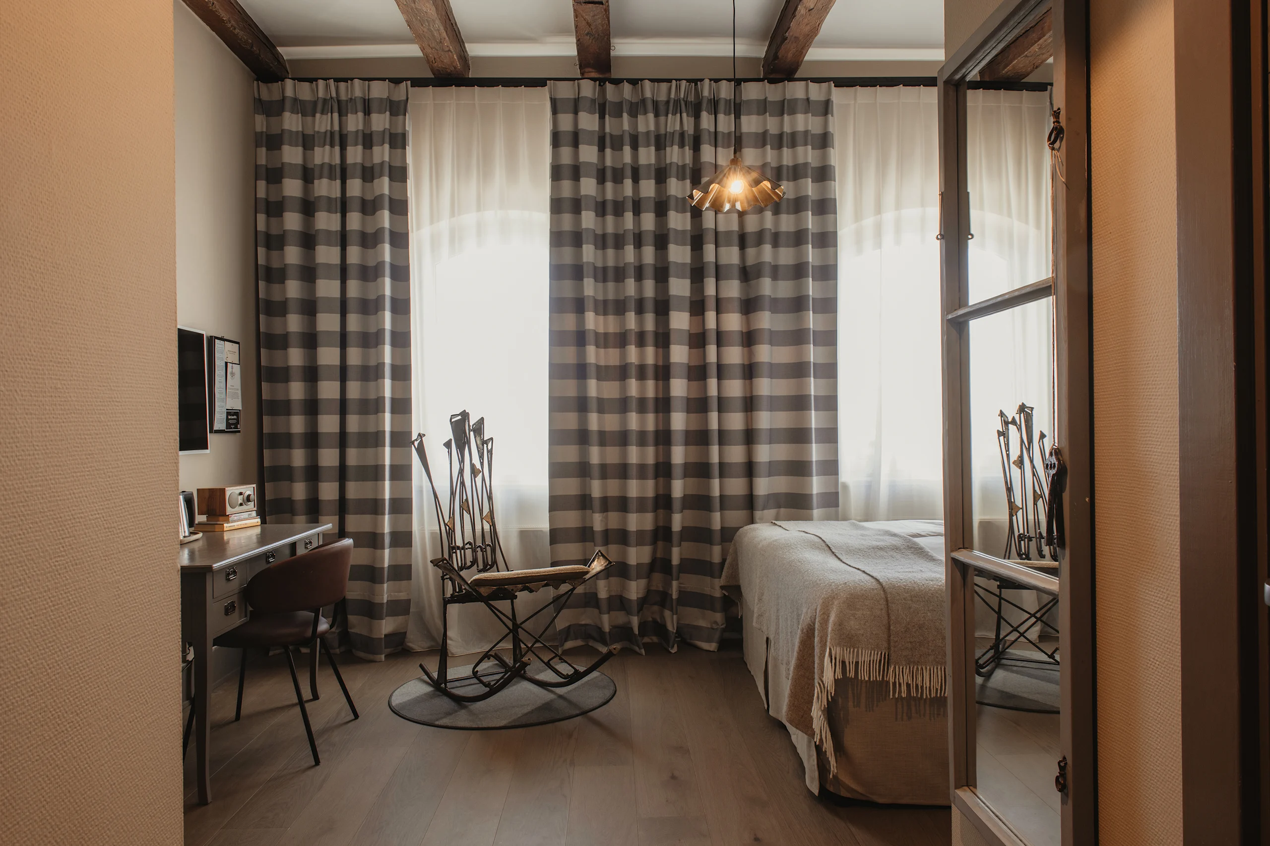 Hotellrum med gungstol på Home Hotel Bilan