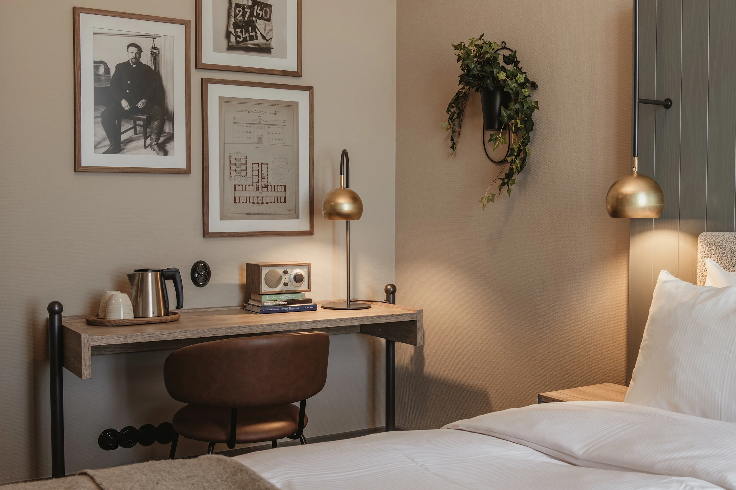 Arbetsplats och inredningsdetaljer på Home Hotel Bilan