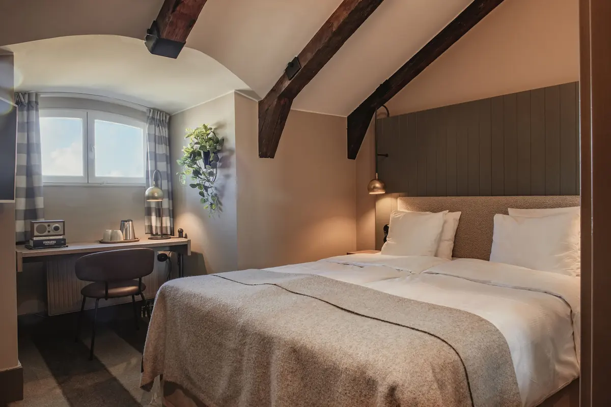 Hotellrum med synliga takbjälkar på Home Hotel Bilan