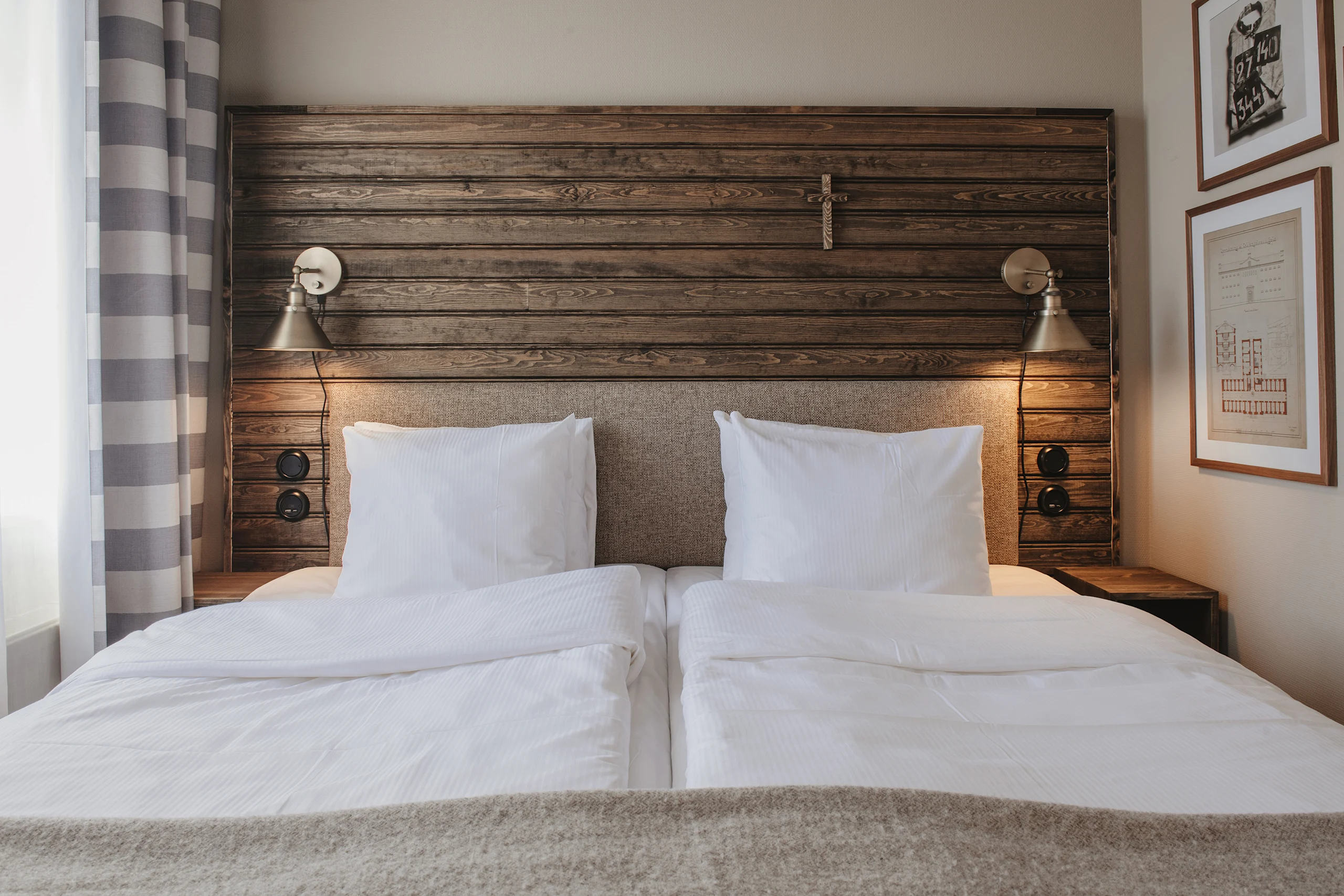 Hotellsäng med träpanel på Home Hotel Bilan