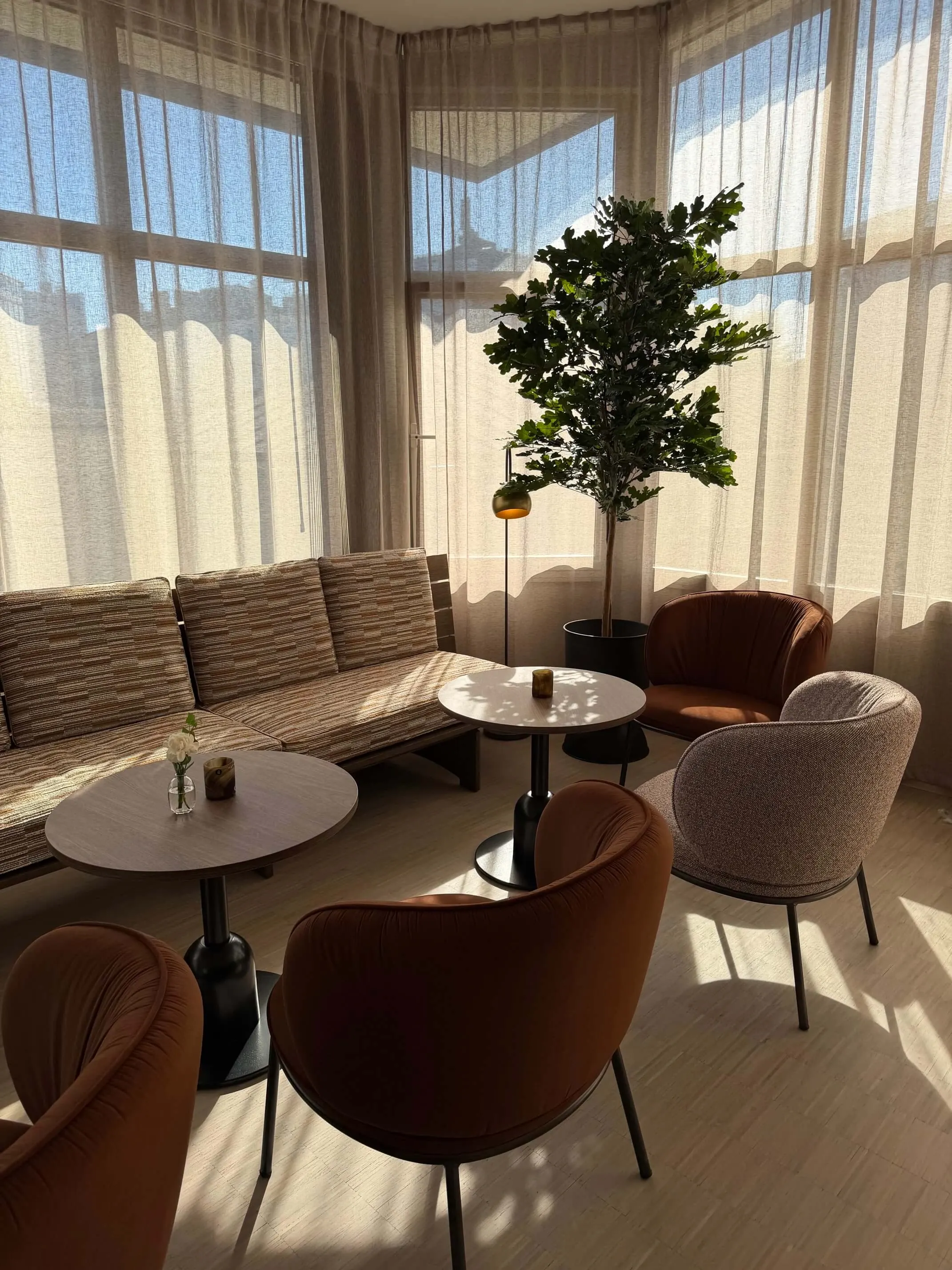 Ljus lounge på Home Hotel Bilan