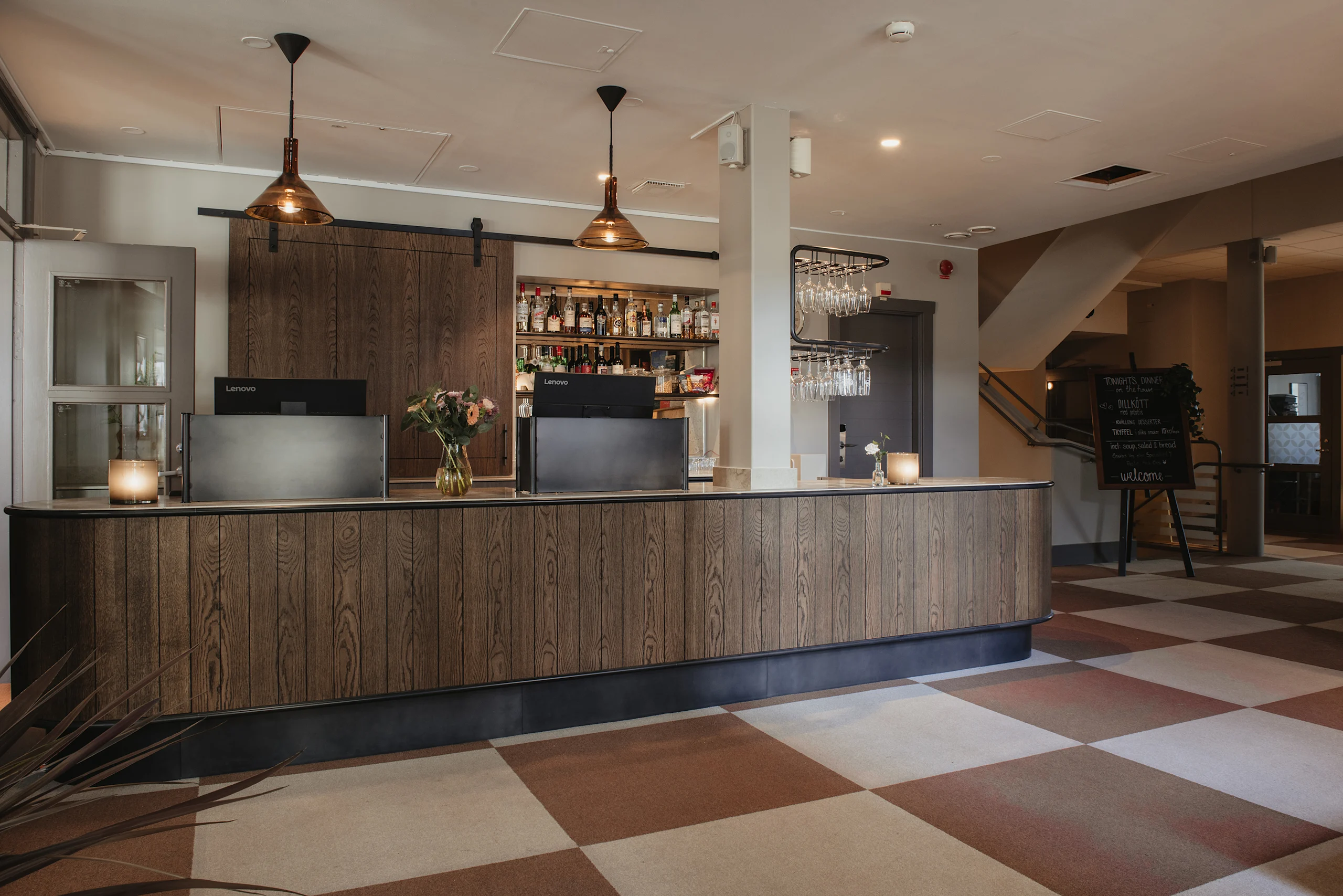 Receptionen på Home Hotel Bilan