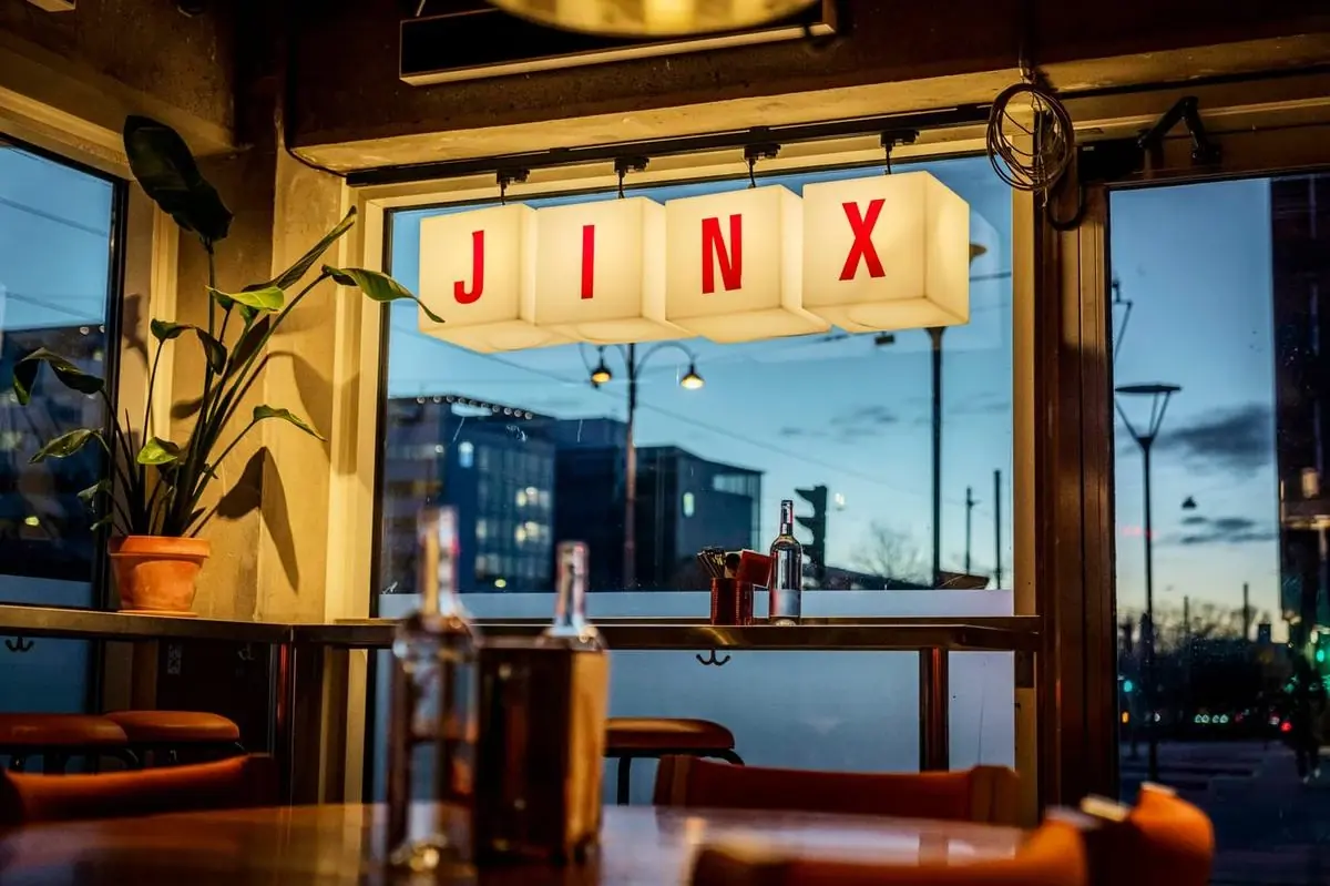 Den belysta Jinx Empire-skylten i restaurangen