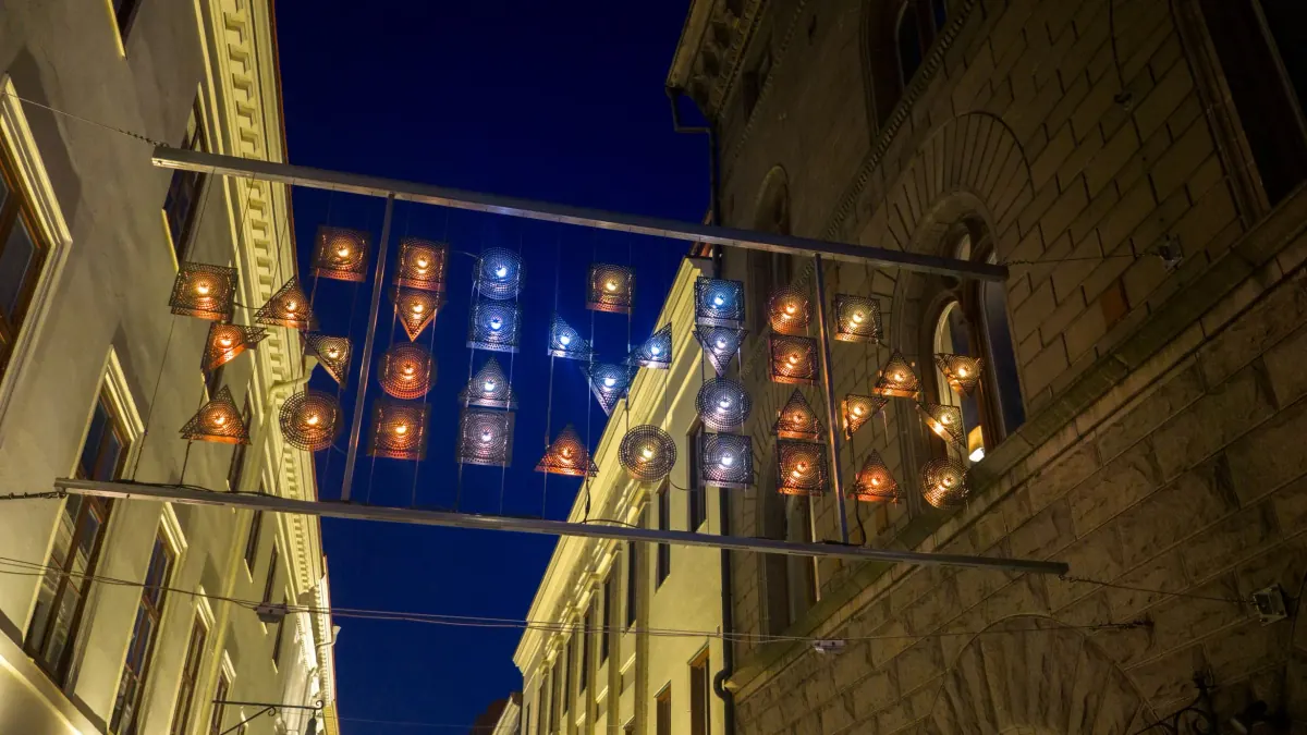 Den färdiga ljusinstallationen över Korsgatan vid Makaregatorna